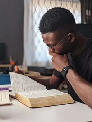 Overcoming distractions in God's presence Overcoming distractions in God's presence. Sometimes you could get distracted by a new idea or inspiration that pops up on your mind while listening to a sermon or praying. You may even get more distracted by trying not to forget these ideas. It is advisable you always have a personal diary or a notepad/Jotter with you to jot down these ideas/thoughts/inspirations as they drop on your mind.